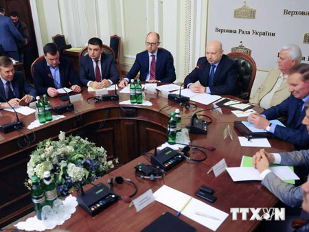 Tổng thống tạm quyền Ukraine Oleksandr Turchynov (giữa) và Thủ tướng tạm quyền Arseniy Yatsenyuk (thứ tư từ bên trái) tại hội nghị bàn tròn giải quyết khủng hoảng ở Ukraine.